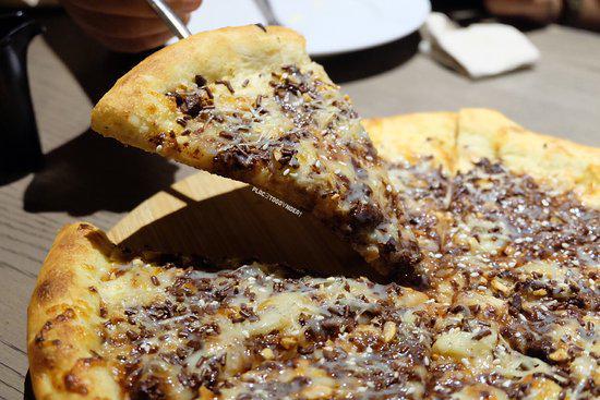 https://cdn.idntimes.com/content-images/post/20171009/martabak-pizza-964b536e68e2ba99161a65d44779ec38.jpg