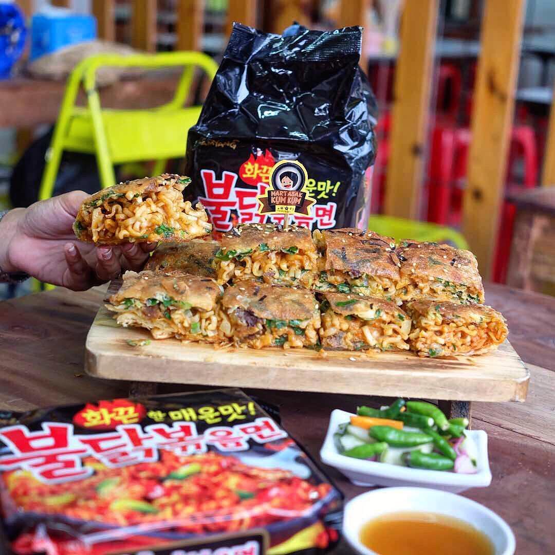 https://cdn.idntimes.com/content-images/post/20171009/martabak-samyang-dari-matabakkumkum-86b2f248df9d30b10aebf4ab541641bc.jpg