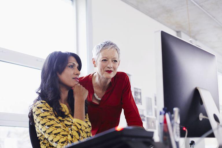https://cdn.idntimes.com/content-images/post/20170510/mature-business-woman-mentoring-younger-employee-528913575-575b37403df78c98dc562ed4-b327335547804369b3476dac3a0b54d0.jpg