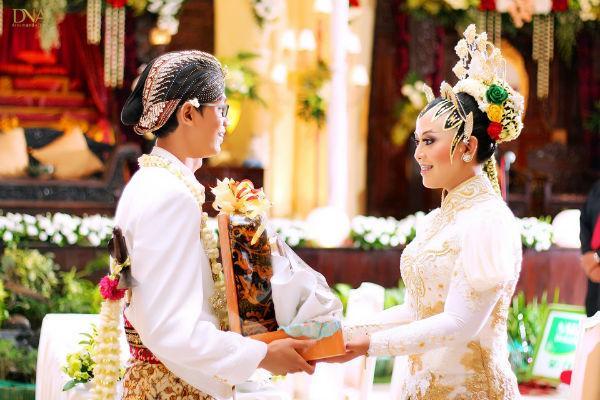 http://cdn.idntimes.com/content-images/post/20151212/menikah1-fdfa1ef86650b1780b2e33d065692f71.jpg