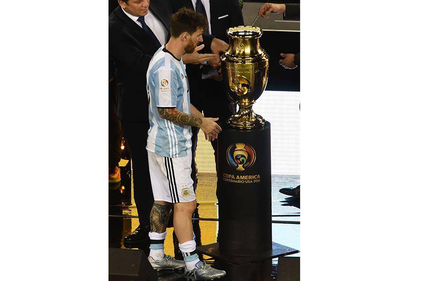 http://cdn.idntimes.com/content-images/post/20160627/messi-mirror1-daca073a15406082b5b963ee0a3f11fd.jpg