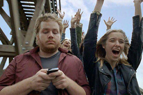 http://cdn.idntimes.com/content-images/post/20160120/microsoft-pokes-fun-at-ridiculous-smartphone-habits-in-new-ad-600-400-eecbaaea20ff06cc8b4c2536d6699f56.jpg