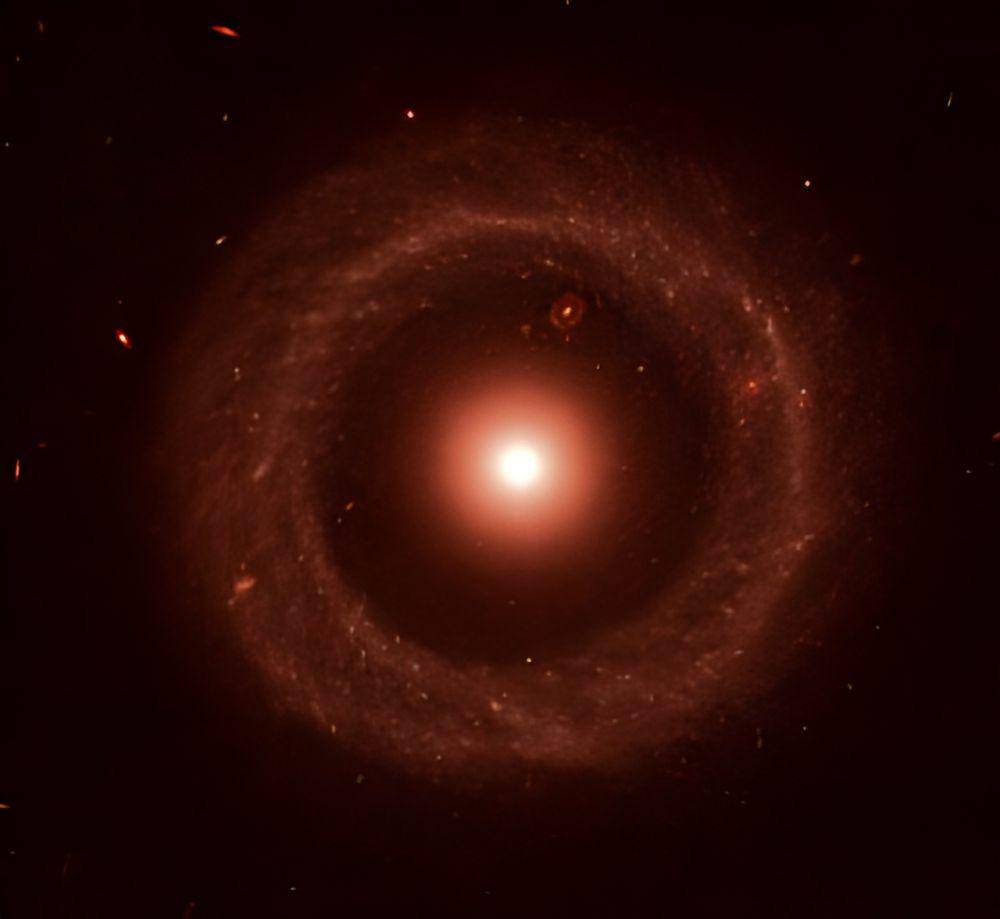 Arthur Hoag menemukan galaksi cincin ini pada tahun 1950 (esahubble.org/Mike Herbaut)