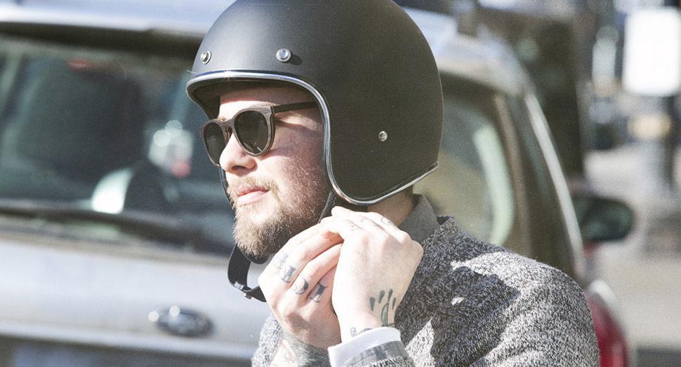 http://cdn.idntimes.com/content-images/post/20160321/motorcycle-helmet-sunglasses-guy-e74070dd0a7ba1f5c35294f70a41ee2f.jpg