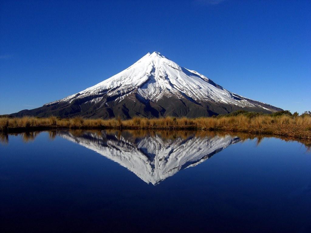 https://cdn.idntimes.com/content-images/post/20171120/mount-taranaki-new-zealand21-199136fc0988ce01a5932cdc4e37fd97.jpg