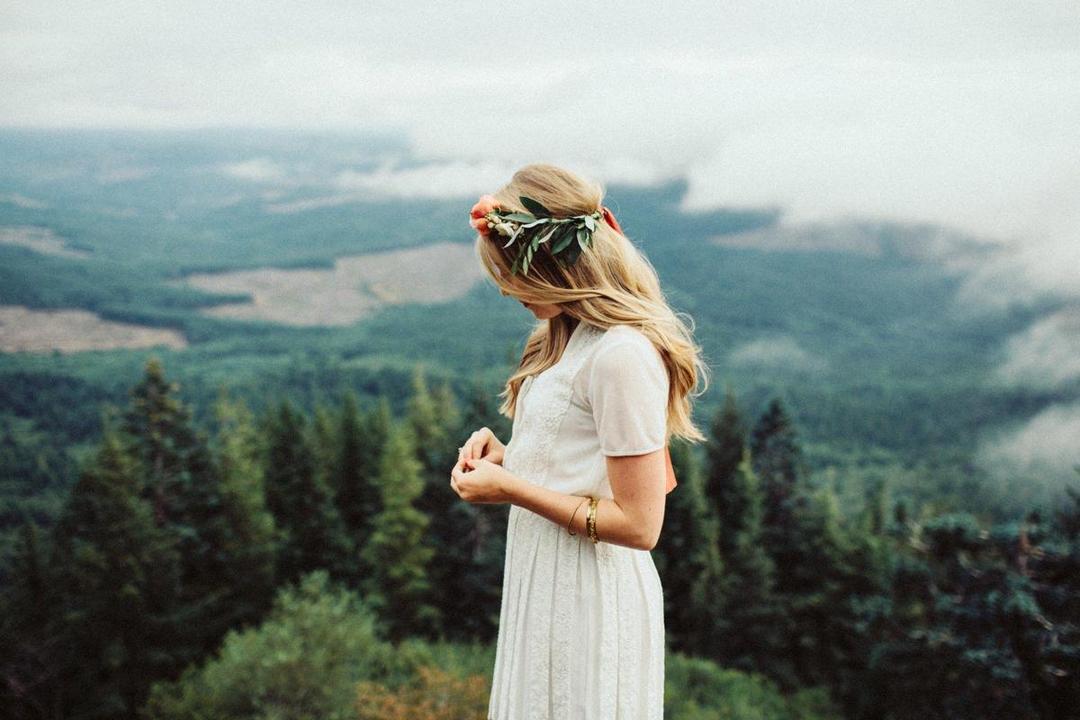 http://cdn.idntimes.com/content-images/post/20160512/mountain-cliff-engagement-00051-1812f5d74b9e4480a7bf1c6c60688938.jpg