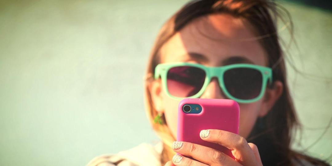 http://cdn.idntimes.com/content-images/post/20160227/o-girl-texting-facebook-17109b49a123ab774e75c0b16787e50d.jpg