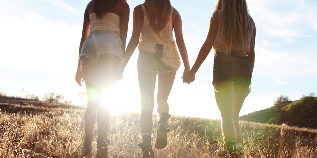http://cdn.idntimes.com/content-images/post/20160519/o-teen-girls-holding-hand-facebook-5daaddca52fb855ae765a4d42d6a98f8.jpg