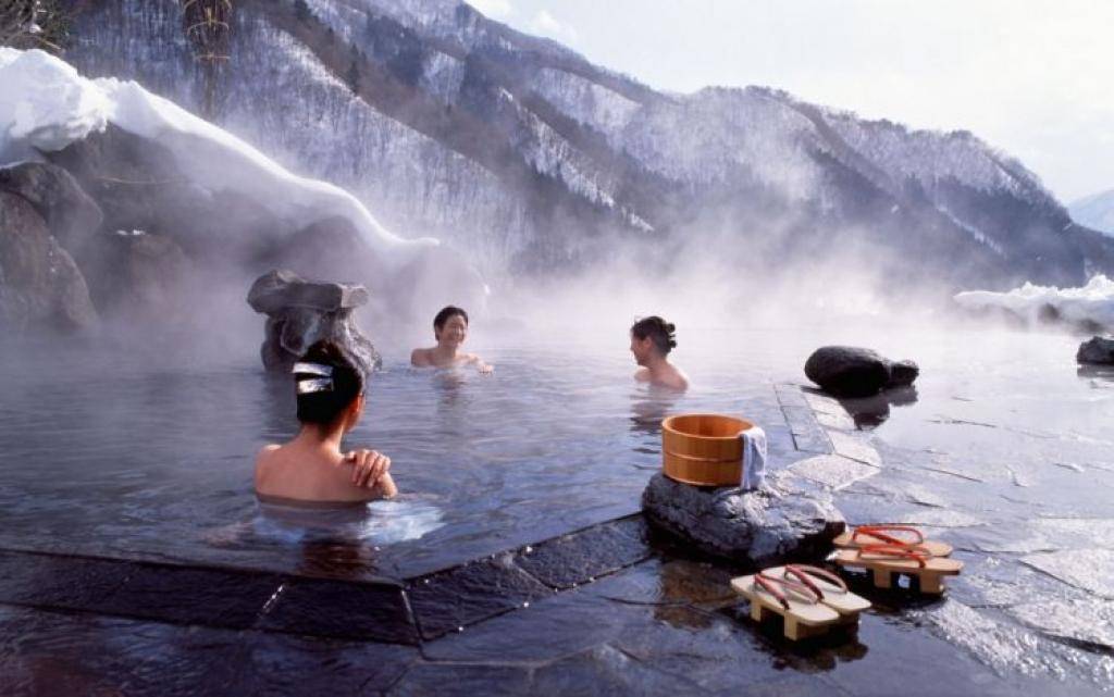 https://cdn.idntimes.com/content-images/post/20171128/onsen-in-winter-750x469-5b047e48d727fc66e30f65f4a6835f0d.jpg