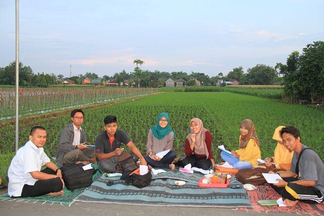 http://cdn.idntimes.com/content-images/post/20160306/outdoor-class-a7b3e308eba9e0f4cbc8fba2eaeed0e6.jpg