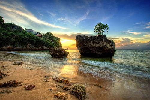 https://cdn.idntimes.com/content-images/post/20170818/pantai-padang-padang-ea87fa7db13833942627f07477639979.jpg