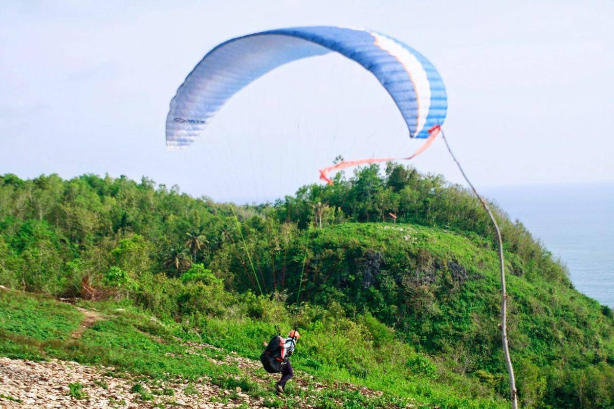 http://cdn.idntimes.com/content-images/post/20160425/paralayang-0d72a3ef02e251f7d4baf791ac34215c.jpg