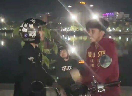 Tangkapan layar video seorang pemuda di Makassar (kiri) adu mulut dengan terduga juru parkir liar di kawasan Tugu MNEK, Center Point of Indonesia (CPi)/Istimewa
