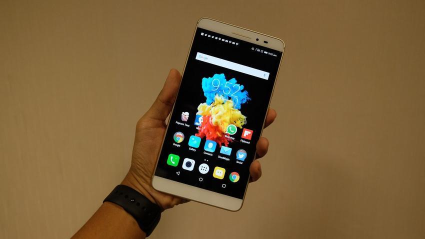 https://cdn.idntimes.com/content-images/post/20160904/pegang-smartphone-5e985accfd064bfb6ff8f43482ec161e.jpg