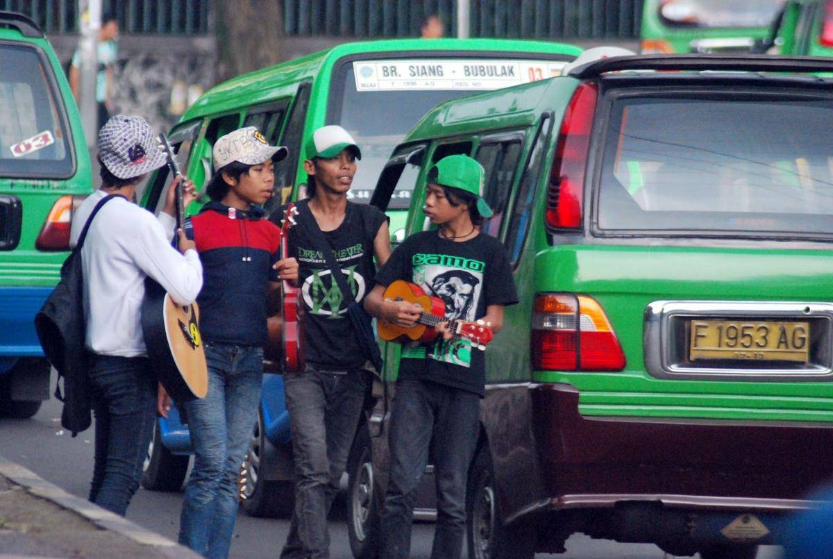 http://cdn.idntimes.com/content-images/post/20160130/pengamen-jalanan-kujang-5725c31f4b3a10cd4a88cb2cee131f02.jpg