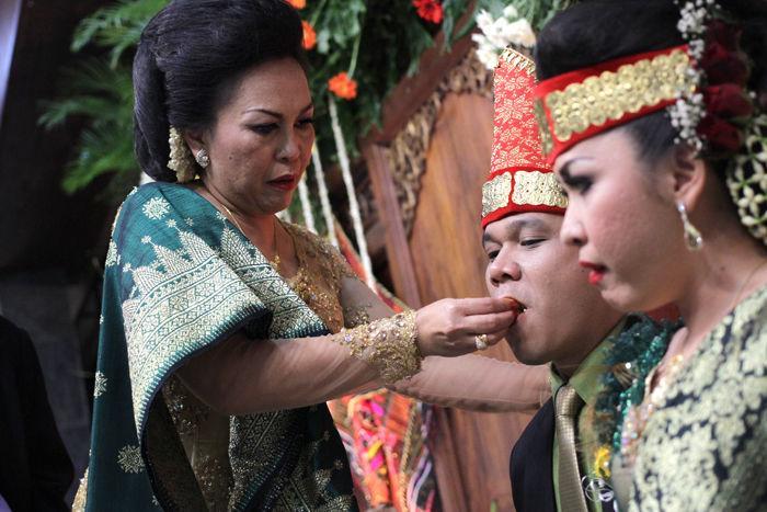 http://cdn.idntimes.com/content-images/post/20160416/pengantin-85a7b5db63808f2224753e9dc51dd940.jpg