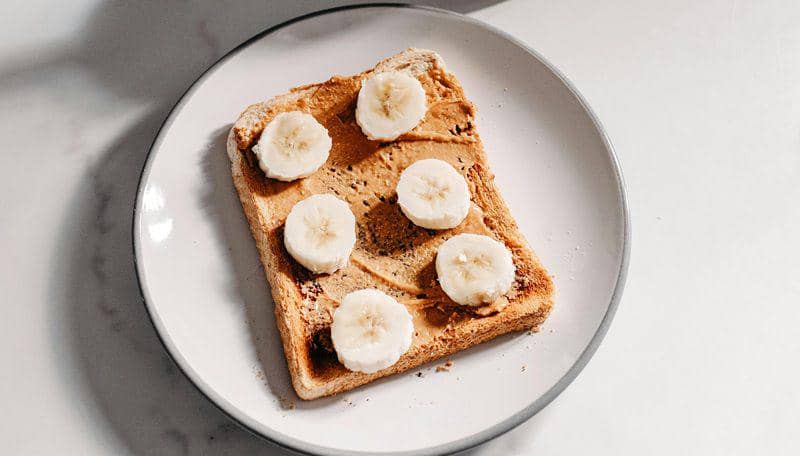 ilustrasi roti gandum dengan selai kacang dan potongan buah pisang (pexels.com/Lisa from Pexels)