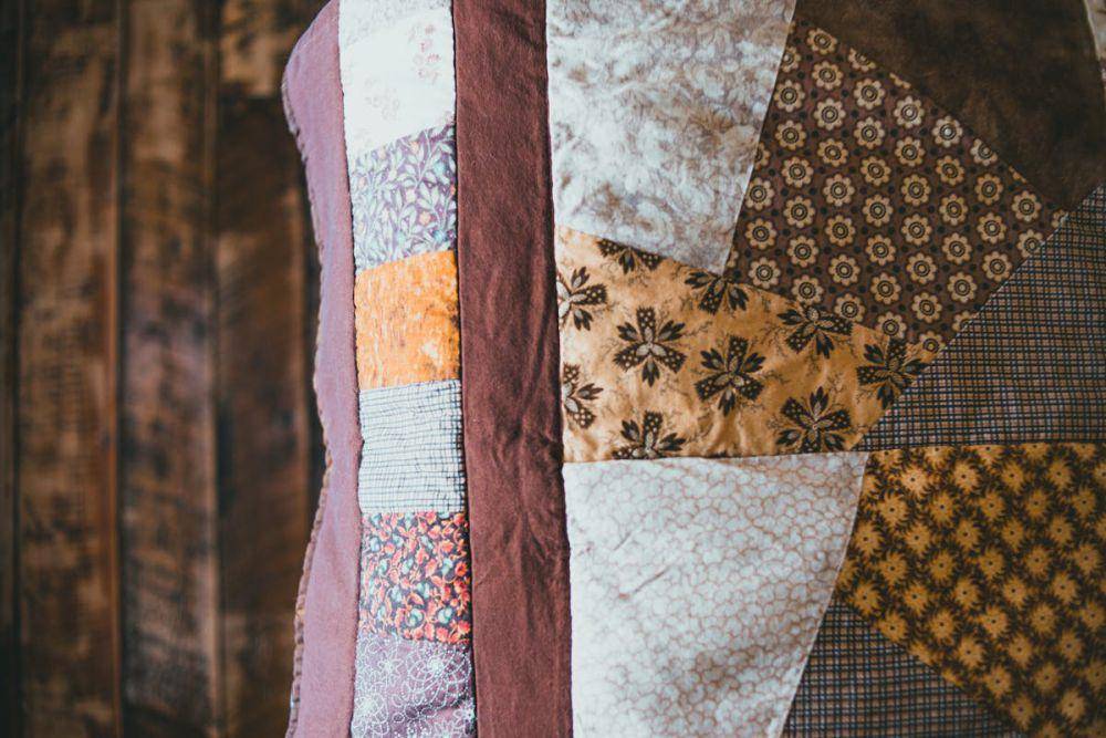 ilustrasi selimut quilt (pexels.com/Erik Mclean)