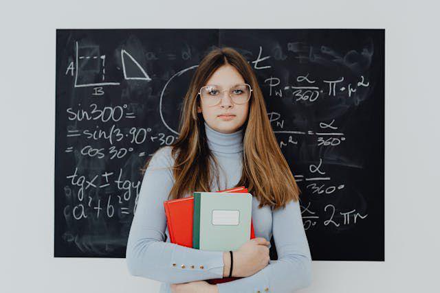 Ilustrasi seseorang yang pandai matematika (pexels.com/Photo By: Kaboompics.com)