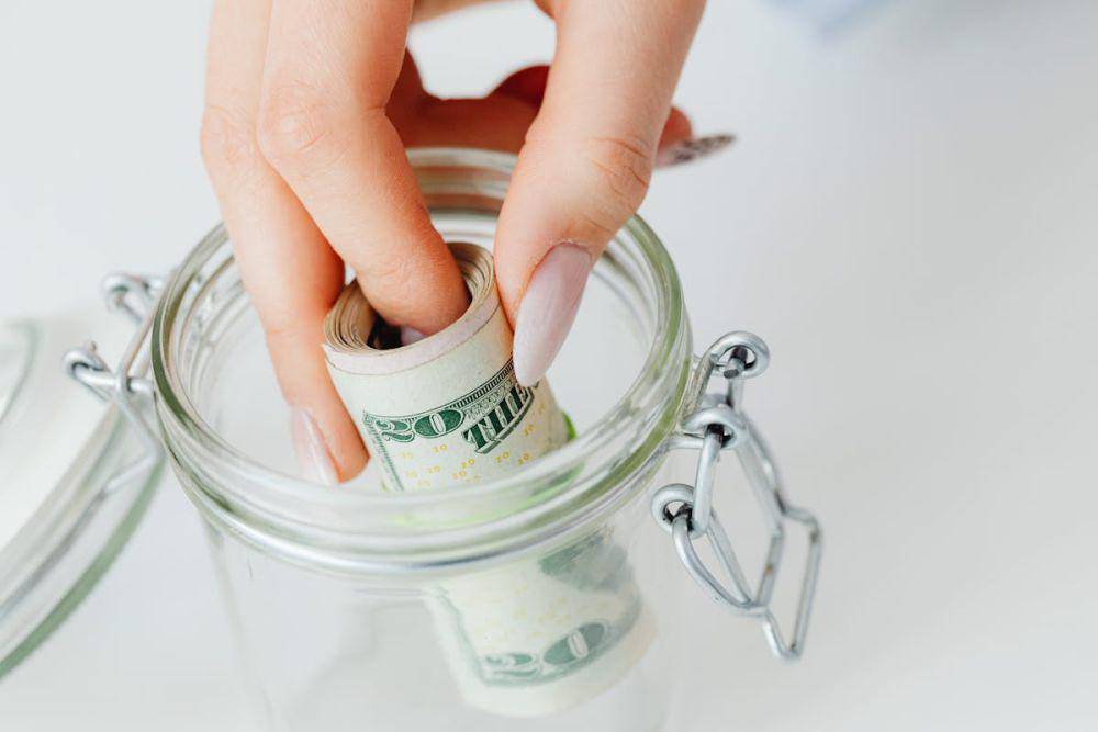 ilustrasi emergency cash gift (pexels.com/Photo By: Kaboompics.com)
