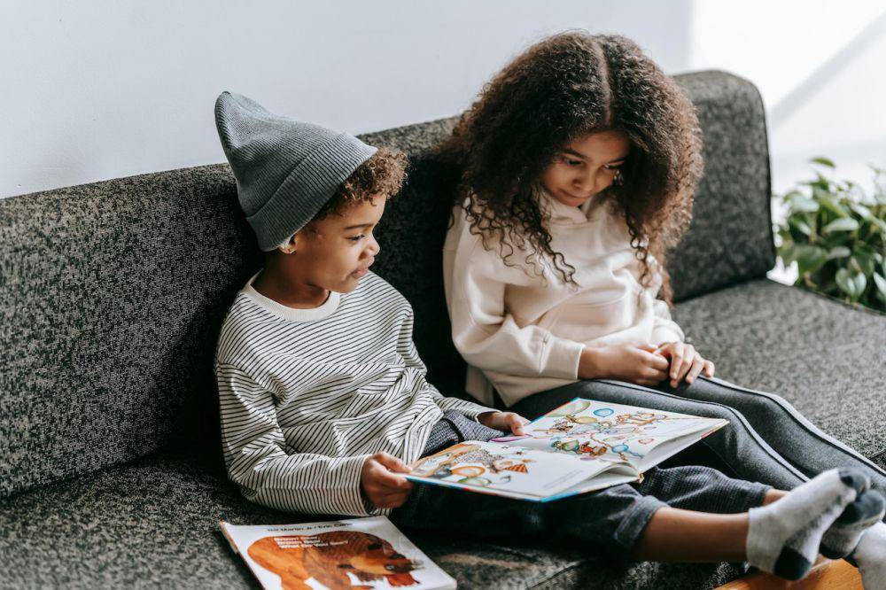 ilustrasi anak-anak membaca (pexels.com/Marta Wave)