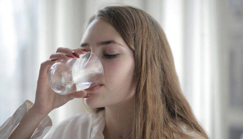 ilustrasi minum air setiap hari (pexels.com/Andrea Piacquadio)