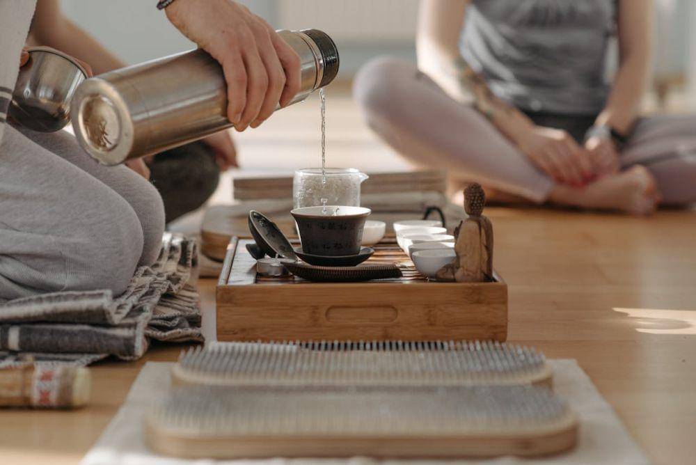 merendam biji selasih dengan air hangat