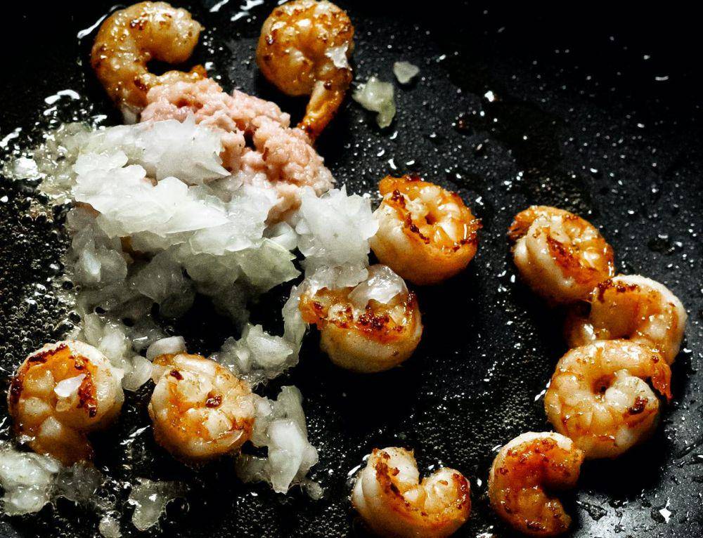 Potret memasak udang  