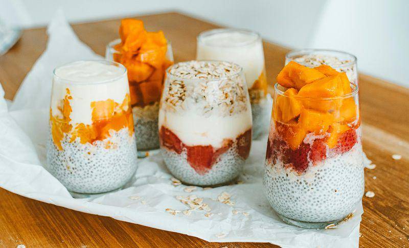 ilustrasi chia pudding dengan susu dan buah segar (pexels.com/ROMAN ODINTSOV)