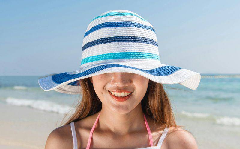 ilustrasi memakai topi saat di pantai (pexels.com/Tirachard Kumtanom)