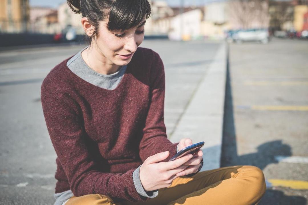 http://cdn.idntimes.com/content-images/post/20160213/phone-sweater-8914454a55defff18c38c0896e84ba96.jpg