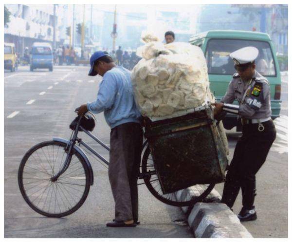 http://cdn.idntimes.com/content-images/post/20160104/polisi-menolong-25e0a6e86c0c3c4656f610538b625259.jpg