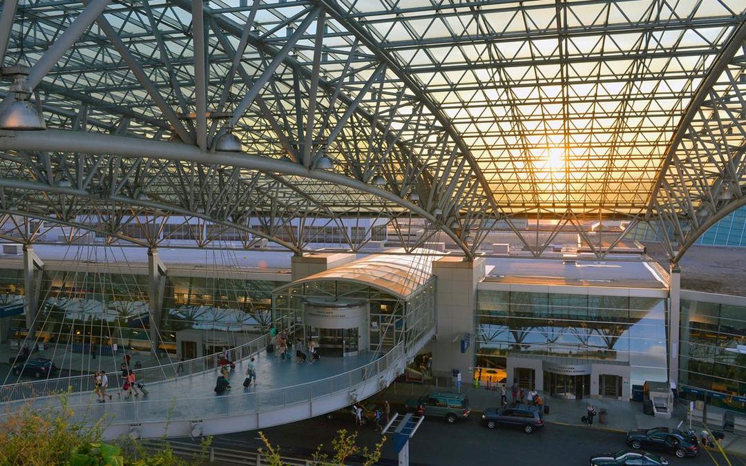 https://cdn.idntimes.com/content-images/post/20180116/portland-international-airport-oregon-wbairdom0527-da66b302b9b644838d14fc4ef5239096.jpg
