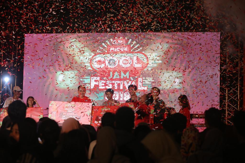https://cdn.idntimes.com/content-images/post/20180422/pucuk-momen-yang-diraih-malam-ini-oleh-para-pemenang-pucuk-cool-jam-2018-di-panggung-pucuk-cool-jam-festival-2018-b469f5074ad55c48a9f9af9b6a3fbb6d.JPG