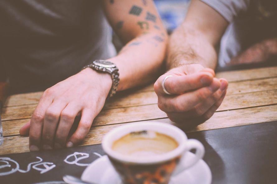 http://cdn.idntimes.com/content-images/post/20160331/restaurant-hands-people-coffee-large-b62ff1503fce7d520c269d275cd1afa9.jpg