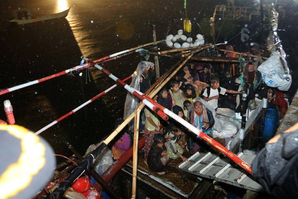 https://cdn.idntimes.com/content-images/post/20211231/rsz-antarafoto-evakuasi-pengungsi-rohingya-di-aceh-311221-syf-6-d97ade3a71ae1c5471746582284584d8.jpg