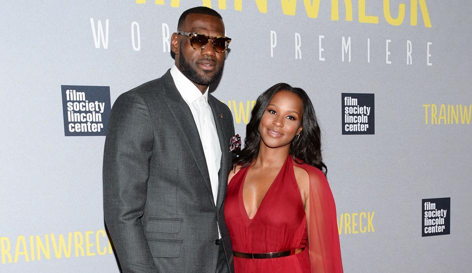https://cdn.idntimes.com/content-images/post/20160923/savannah-brinson-lebron-james-wife-nba-finals-262aa9fa38bd23f5462816c499376c17.jpg