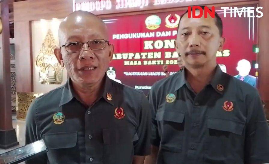 Ketua KONI Kabupaten Banyumas Ari Suprapto (kiri) didampingi ketua harian dr. Tangguh usai dilantik l, Kamis (22/5/2025.(IDN Times/Cokie Sutrisno)