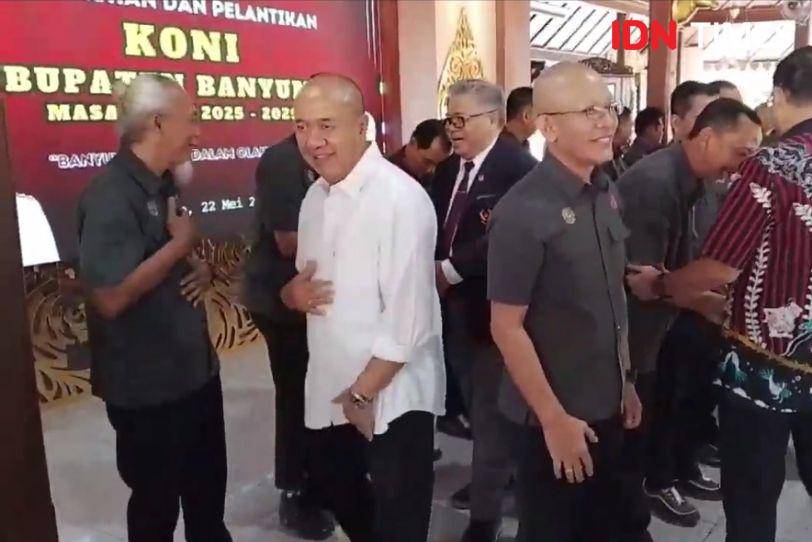 Bupati Banyumas Sadewo Tri Lastiono (baju putih) berharap pengurus KONI Kabupaten Banyumas yang baru bekerja sesuai integritas dan aturan yang berlaku, Kamis (22/5/2025).(IDN Times/Cokie Sutrisno)