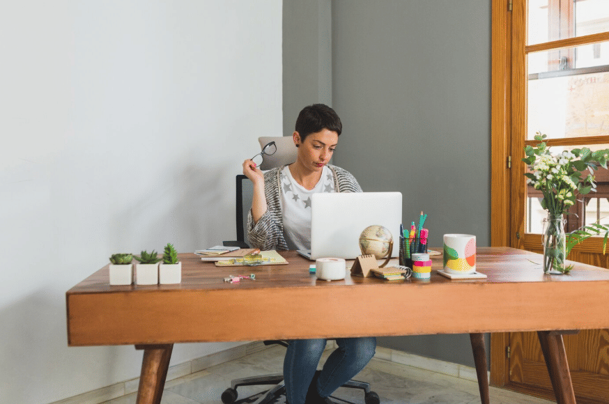 ilustrasi ruang kerja di rumah (freepik.com/freepik)