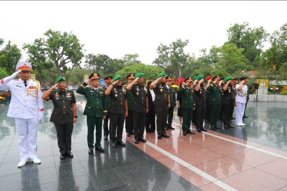 Kepala Staf TNI Angkatan Darat (KSAD) Jenderal Maruli Simanjuntak (tengah) ketika melakukan kunjungan kerja ke Vietnam. (Dokumentasi TNI AD)