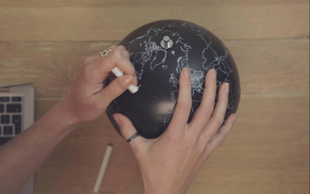 ilustrasi chalkboard globe (youtube.com/Paladone)