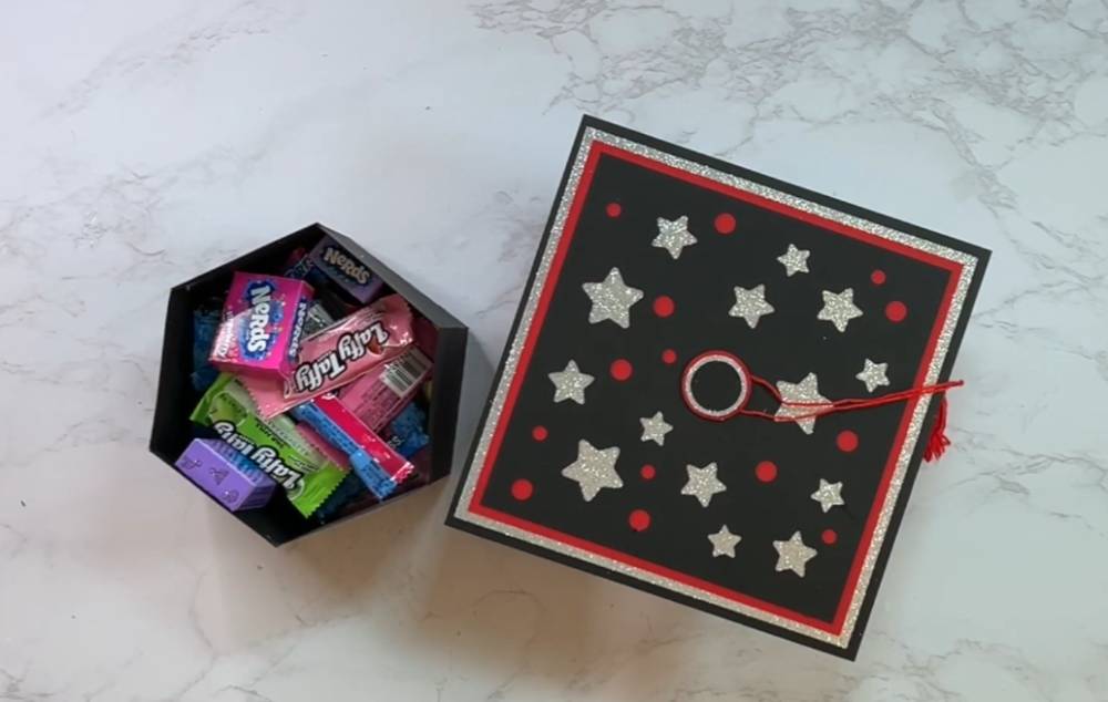 ilustrasi graduation cap gift box (youtube.com/Novae Makers Mart)