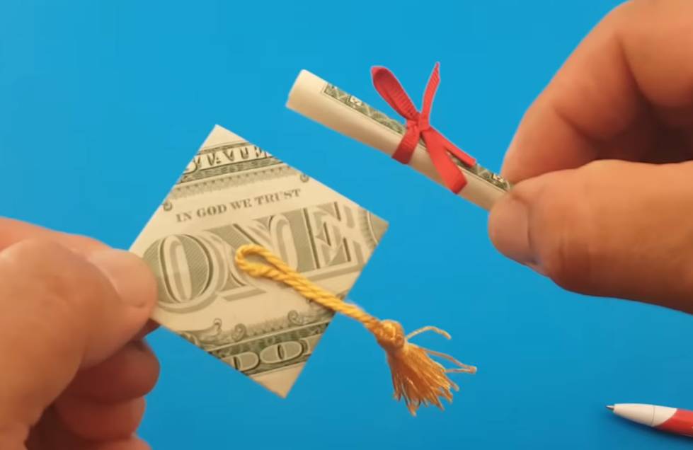 ilustrasi dollar bill diploma (youtube.com/jbbetancourtmo)
