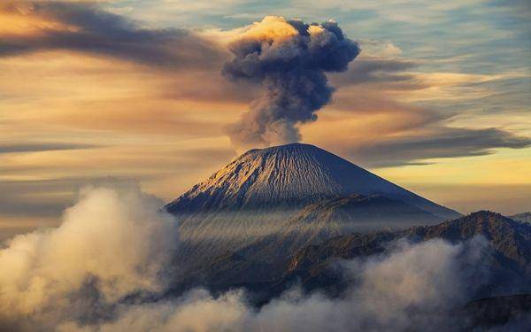 http://cdn.idntimes.com/content-images/post/20160318/semeru-anekatempatwisata-511836a42cbbf79029b5ae6eab0ebdc1.jpg