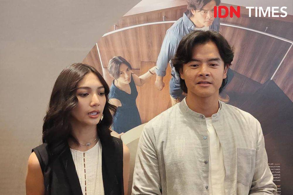 Sheila Dara dan Dion Wiyoko di perilisan trailer dan poster film "Sore Istri dari Masa Depan" di XXI Epicentrum, Jakarta Selatan, Kamis (22/5/2025) (dok. IDN Times/Shandy Pradana)