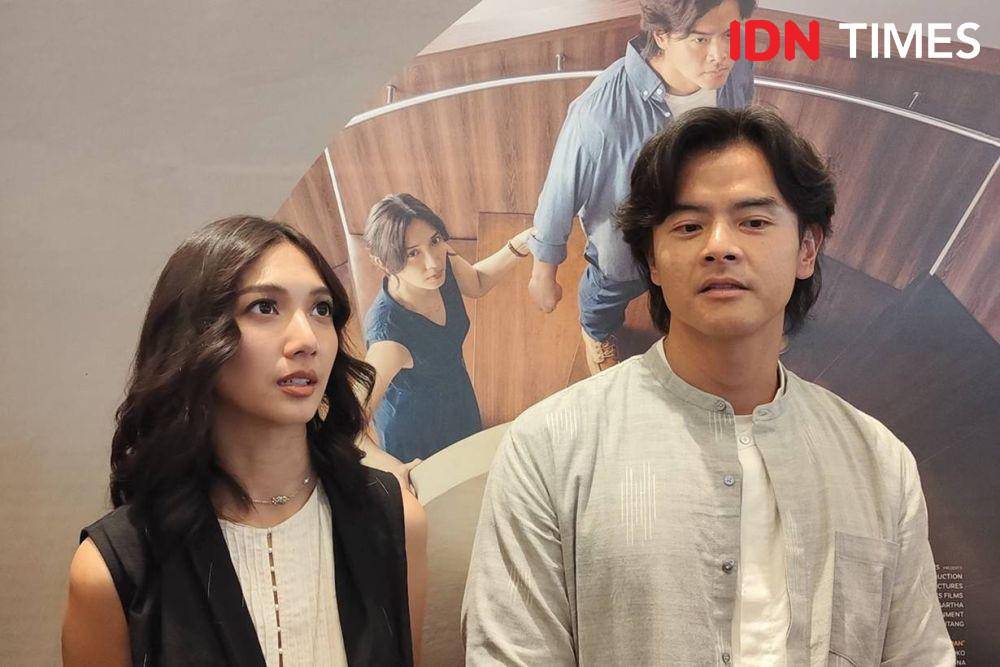 Sheila Dara dan Dion Wiyoko di perilisan trailer dan poster film "Sore Istri dari Masa Depan" di XXI Epicentrum, Jakarta Selatan, Kamis (22/5/2025) (dok. IDN Times/Shandy Pradana)