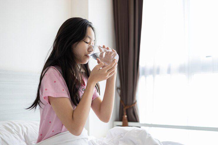 ilustrasi minum air putih (freepik.com/EyeEm)