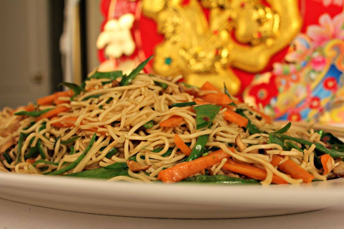 https://cdn.idntimes.com/content-images/post/20180116/siu-mie-mie-panjang-umur-kuliner-khas-imlek-2-6d10b30a678c29f8032e10daaa223c0f.jpg