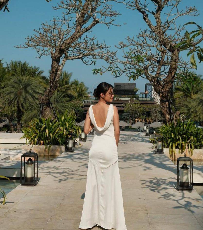 Dress backless artis (instagram.com/azizahsalsha_)